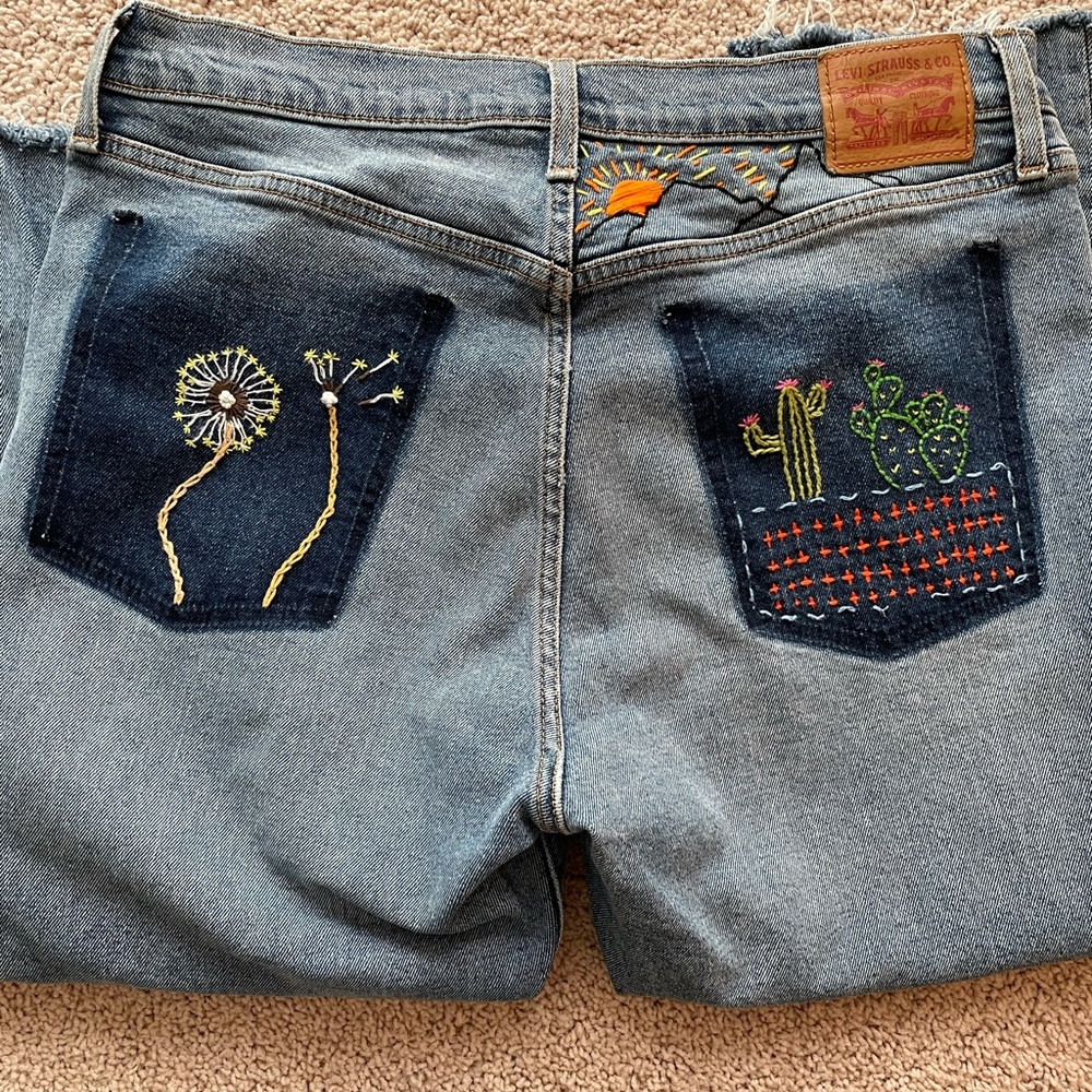 Levi’s Wedgie Fit High Rise Embroidered Jeans Size 32 - Picture 4 of 13